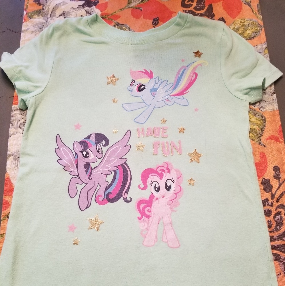 Cute girls shirt. EUC